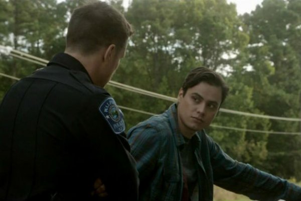Titulky k The Red Road S01E04 - The Bad Weapons