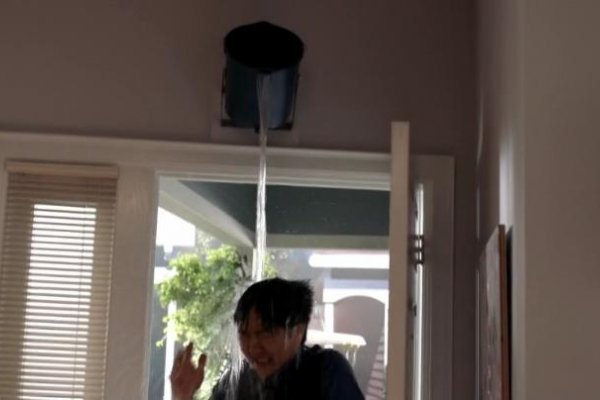 Titulky k The Neighbors S02E02 - September Fools