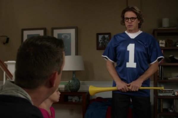 Titulky k The Neighbors S02E06 - Any Friggin' Sunday