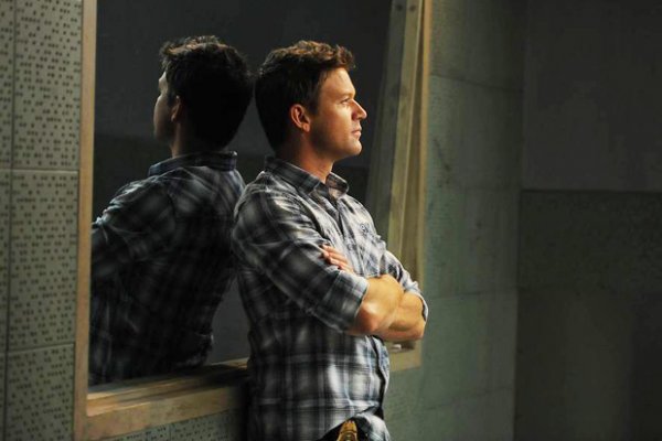 Titulky k The Glades S04E04 - Magic Longworth