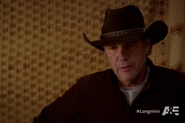 Titulky k Longmire S01E02 - The Dark Road