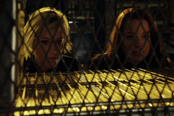 Titulky k Continuum S04E03 - Power Hour