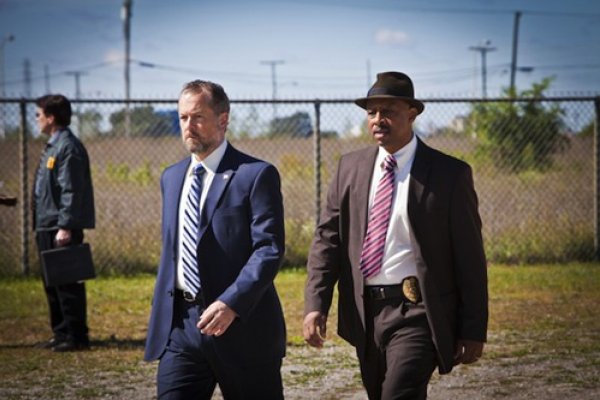 Titulky k Low Winter Sun S01E01 - Pilot