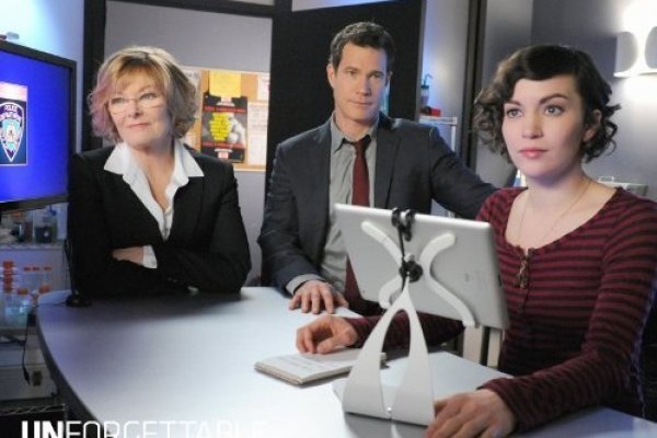 Titulky k Unforgettable S01E14 - Carrie's Caller