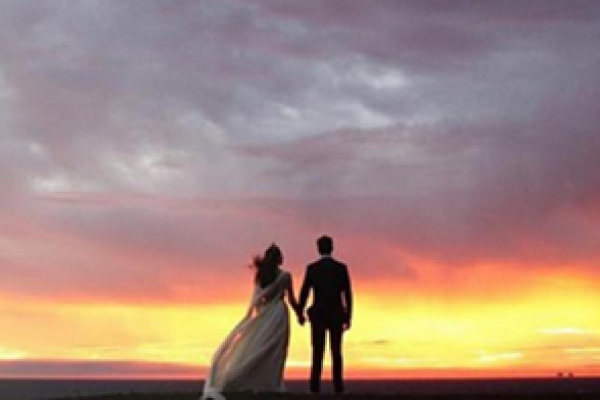 Herec Patrick J. Adams se o víkendu oženil