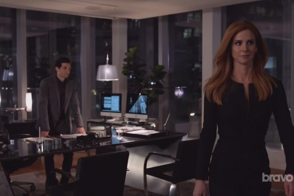 Titulky k Suits S08E03 - Promises, Promises