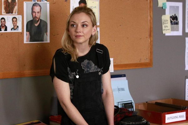 Titulky k Ten Days in the Valley S01E05 - Day 5: Back to Ones