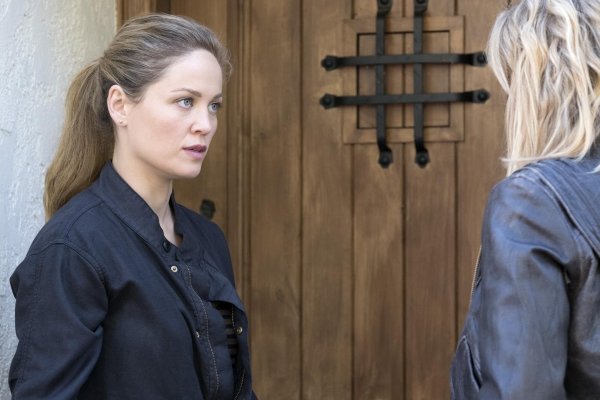 Titulky k Ten Days in the Valley S01E06 - Day 6: Down Day