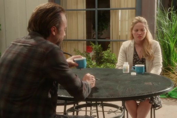 Titulky k Ten Days in the Valley S01E07 - Day 7: Breaking the Story