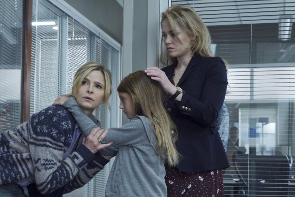 Titulky k Ten Days in the Valley S01E09 - Day 9: Re-Cast