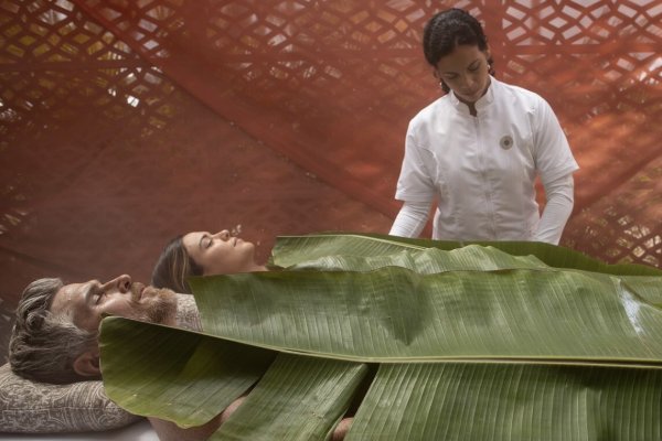 Titulky k Fantasy Island S01E02 - His and Hers/The Heartbreak Hotel